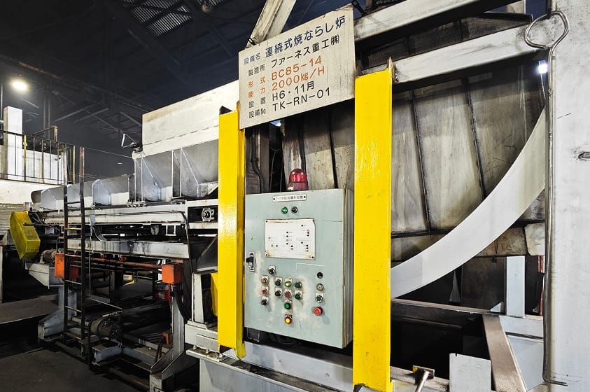 ファーネス重工製の連続式焼ならし炉。処理能力2000kg/Hを誇る大型熱処理設備。