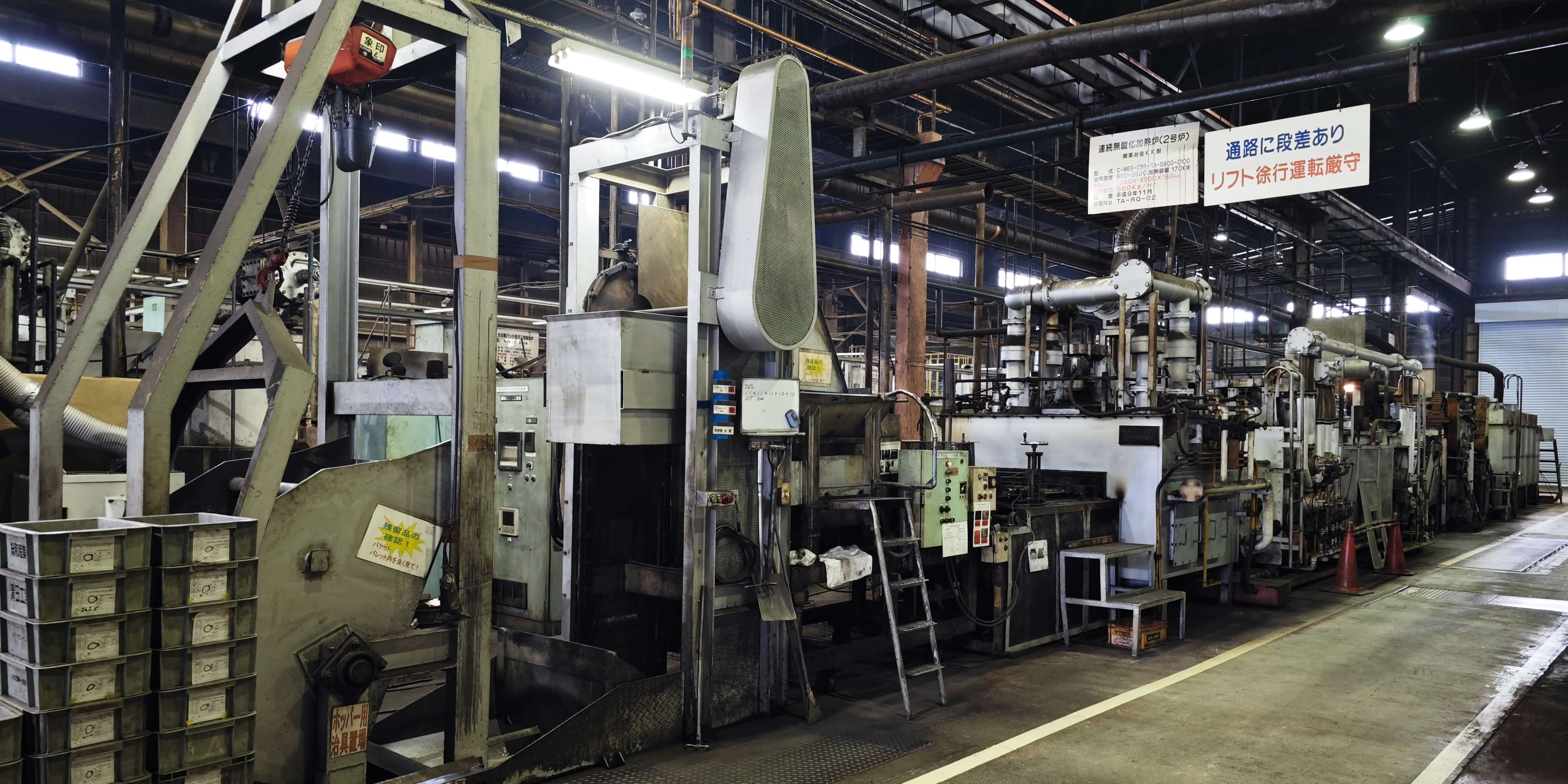 東武冶金の工場内に設置された、2号炉の連続無酸化加熱炉と製造ライン一式。