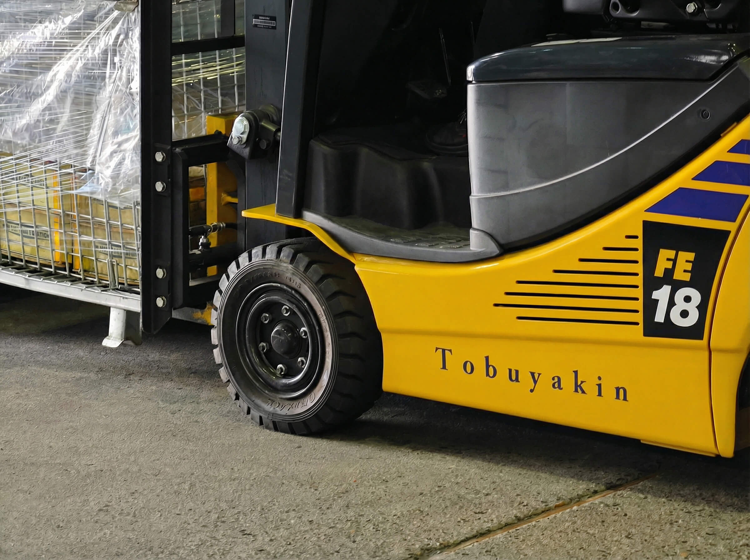 Tobuyakinのロゴが入ったフォークリフトによる工場内での荷役・搬送作業
