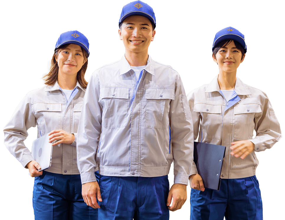 東武冶金のロゴ入り作業服と帽子を着用し、笑顔で並ぶ3名の従業員